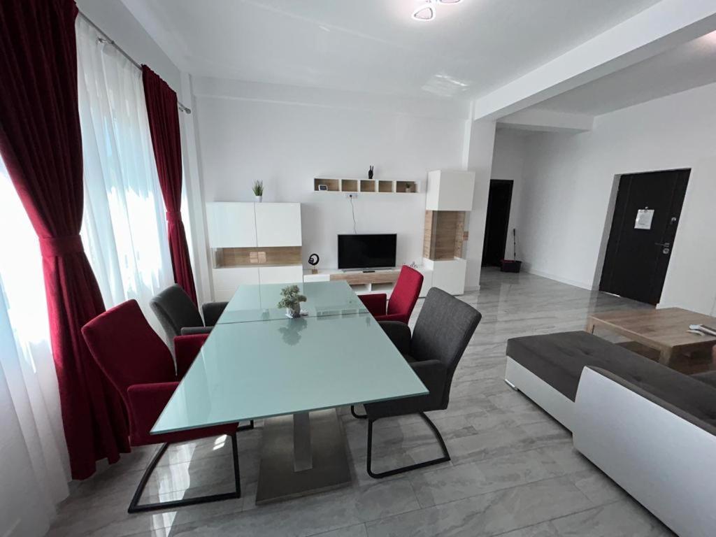Cozy Aparthotel - Central City Suceava Bagian luar foto